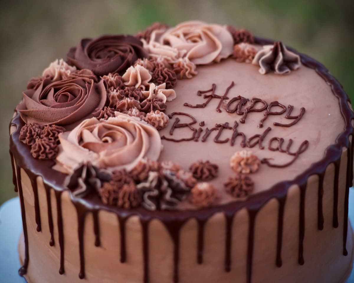 Foto bem iluminada de um bolo de chocolate decorado, exemplo de foto de produto que dá vontade de comprar